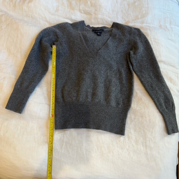 Banana Republic 100% Cashmere V Neck Sweater - Picture 9 of 10
